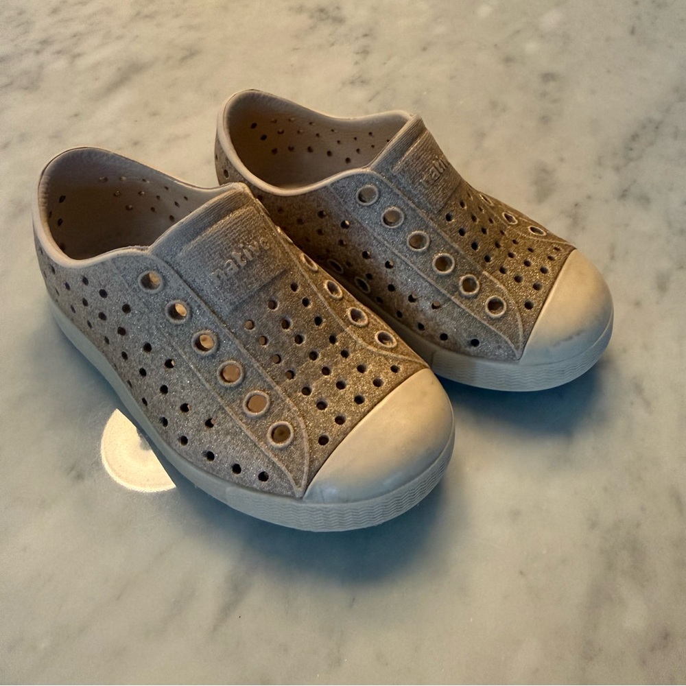 Native Kids gold « champagne rosé » Slip-On Sneakers US size 6